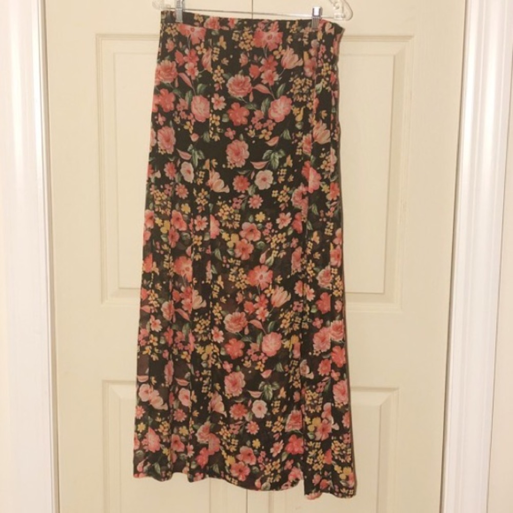 Forever 21 lovely floral skirt